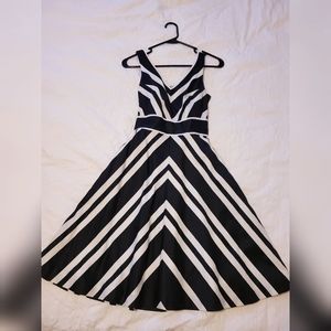White | Black A Line Dress (US 00)